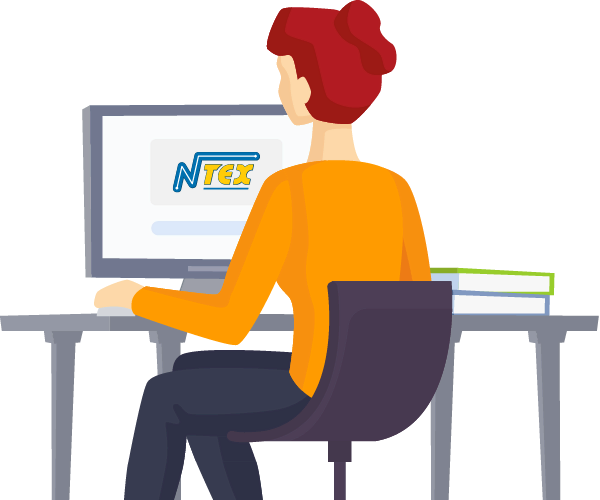 Kvinna med orange tröja och rött hår sitter vid en dator med NTEX logo på skärmen